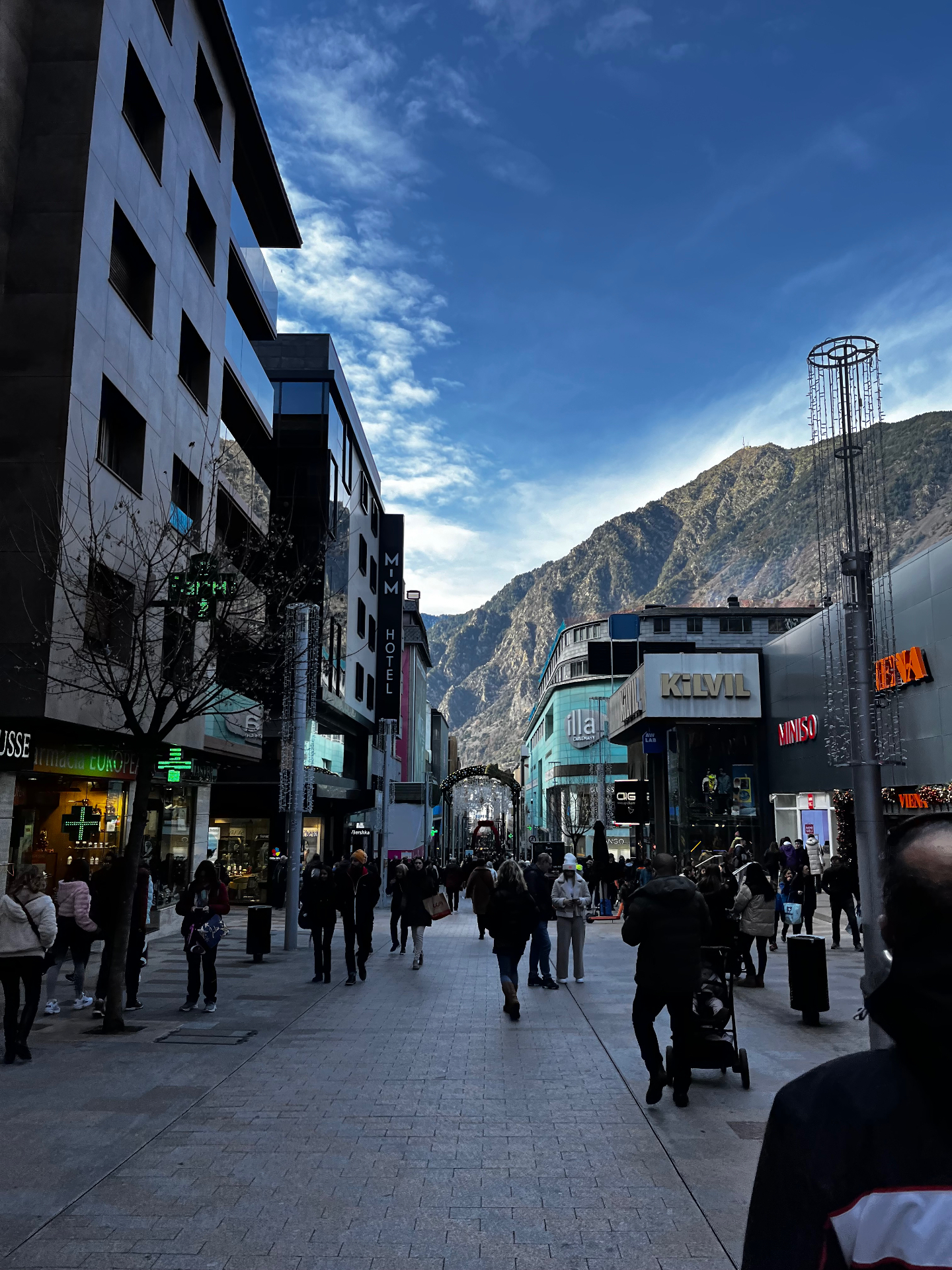 Avenida comercial entre montañas