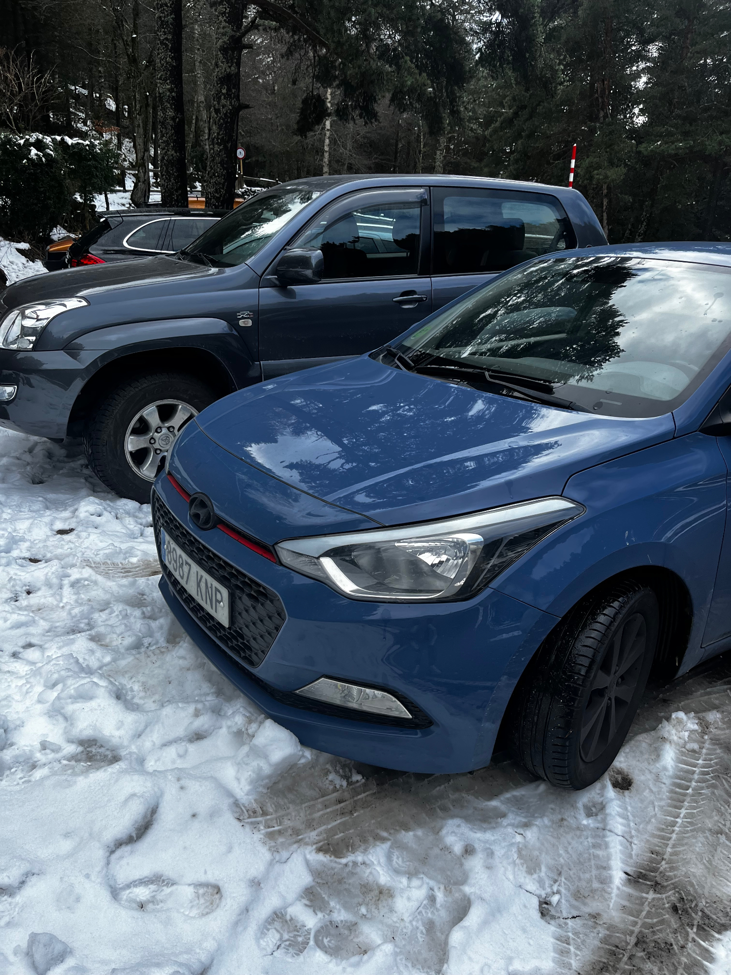El Hyundai i20 azul aparcado sobre la nieve