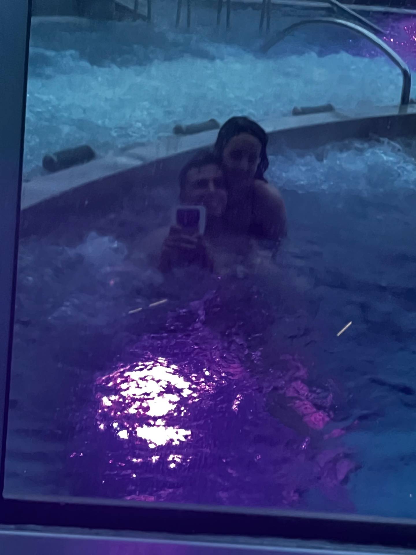 Selfie en el spa con luces moradas