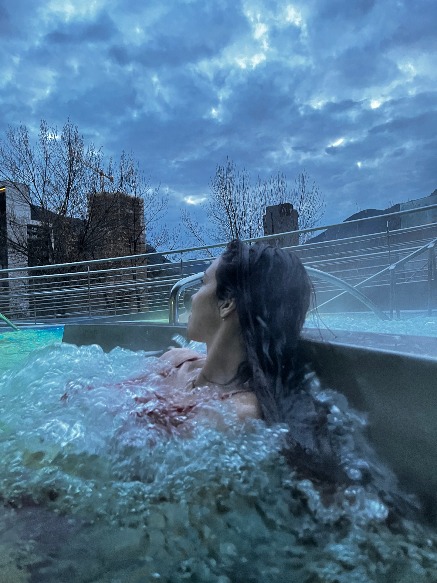 Jacuzzi al aire libre con vistas a los Pirineos