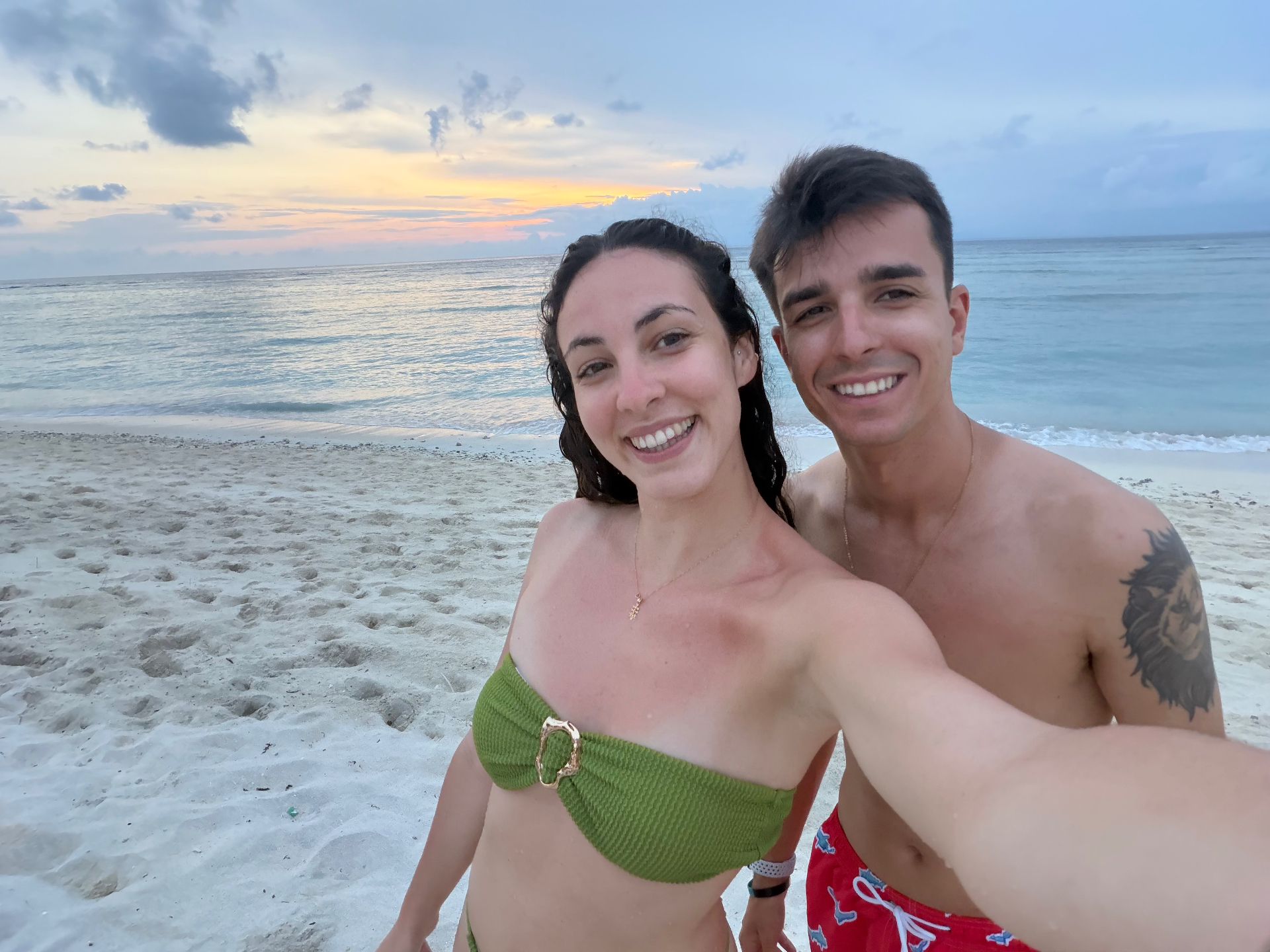 Selfie en la playa con el atardecer pastel sobre el mar de las Gili