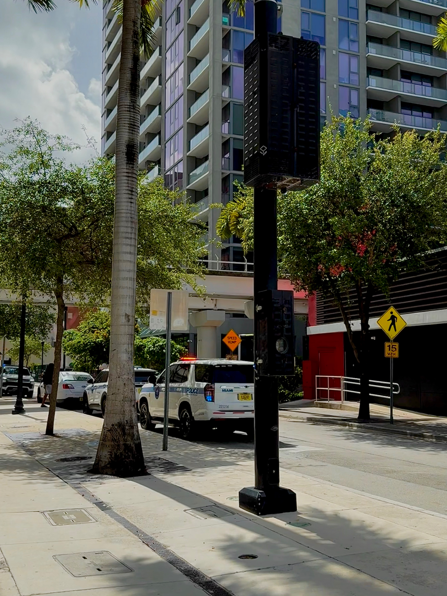 Coche de policía en las calles de Miami