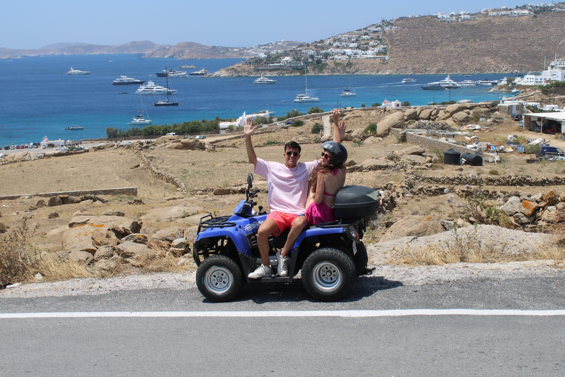 En quad recorriendo Mykonos sobre la bahía