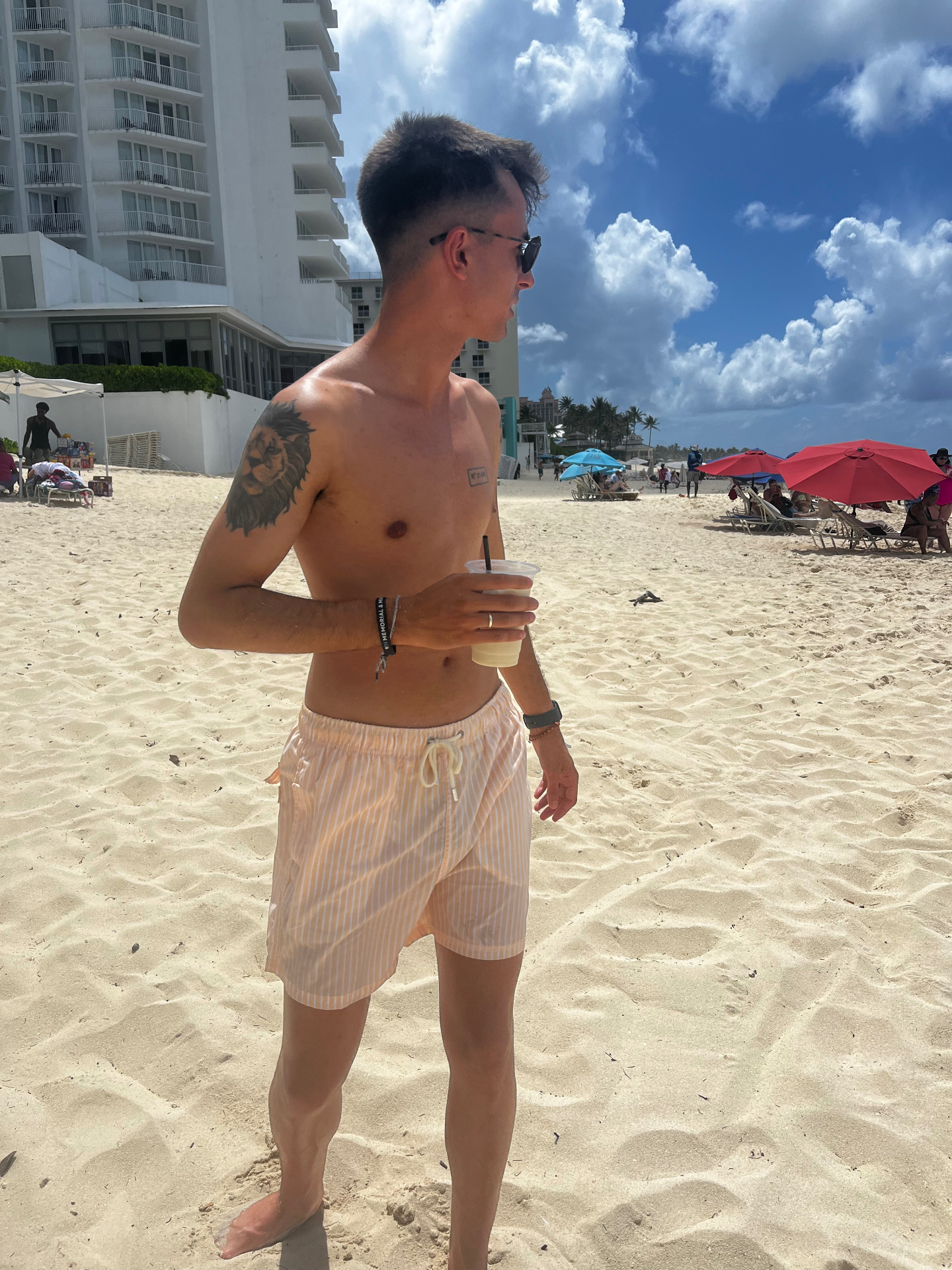 Disfrutando de un cóctel en la playa de arena blanca de Nassau