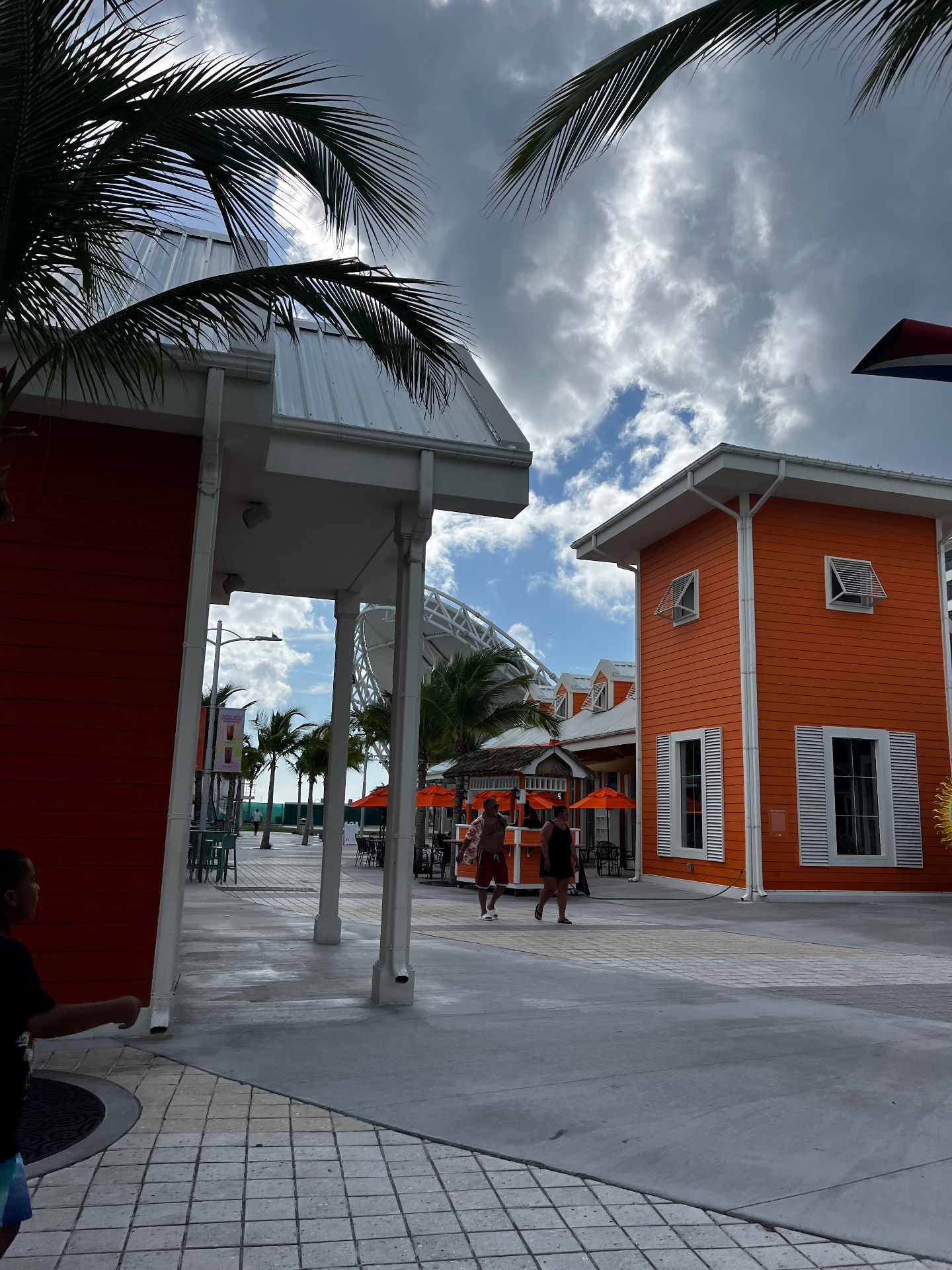 Edificios naranjas y palmeras en la zona del puerto de Nassau