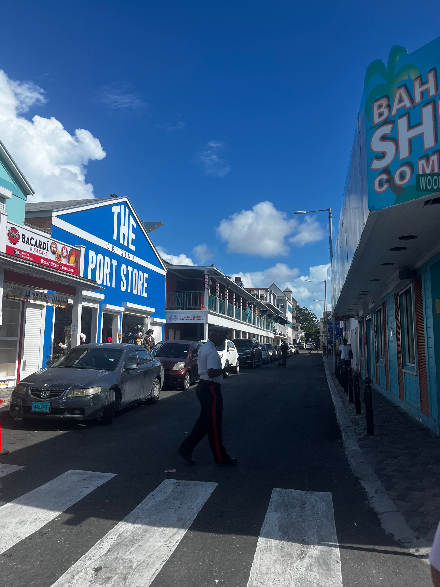 Calles coloridas del puerto de Nassau con The Port Store