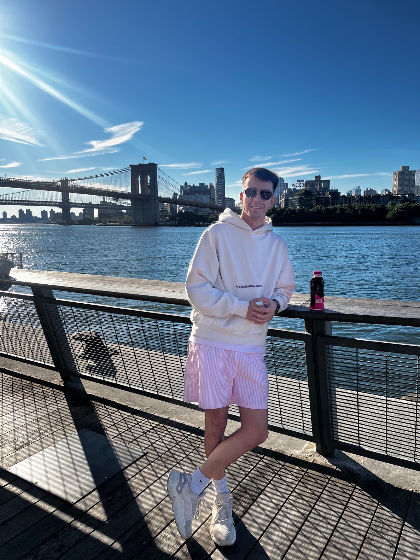 En el muelle del Seaport con el puente de Brooklyn detrás