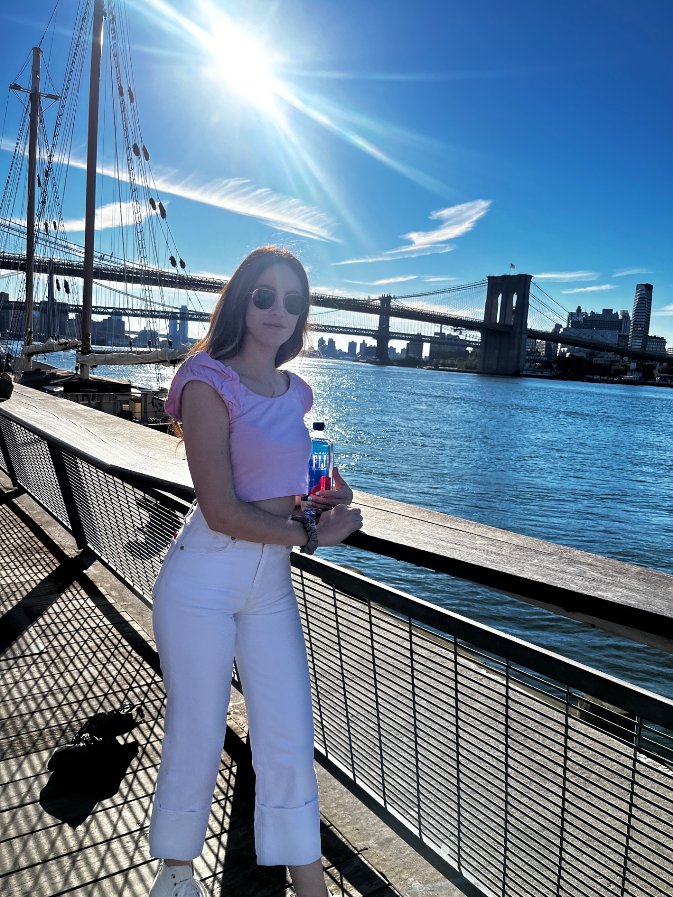 Junto al East River con los puentes de Brooklyn y Manhattan al fondo
