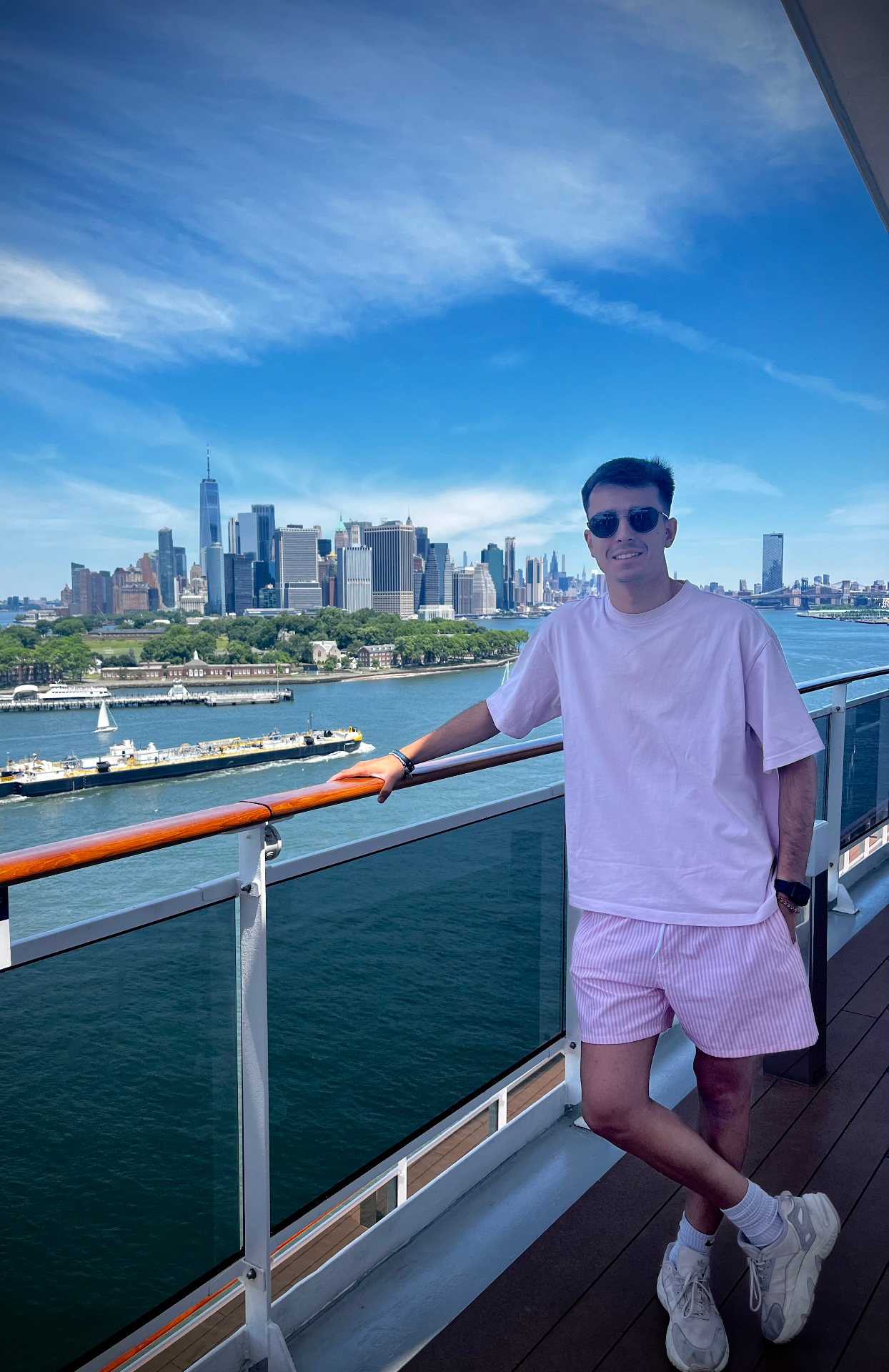 Desde la cubierta del crucero con el skyline de Manhattan al fondo