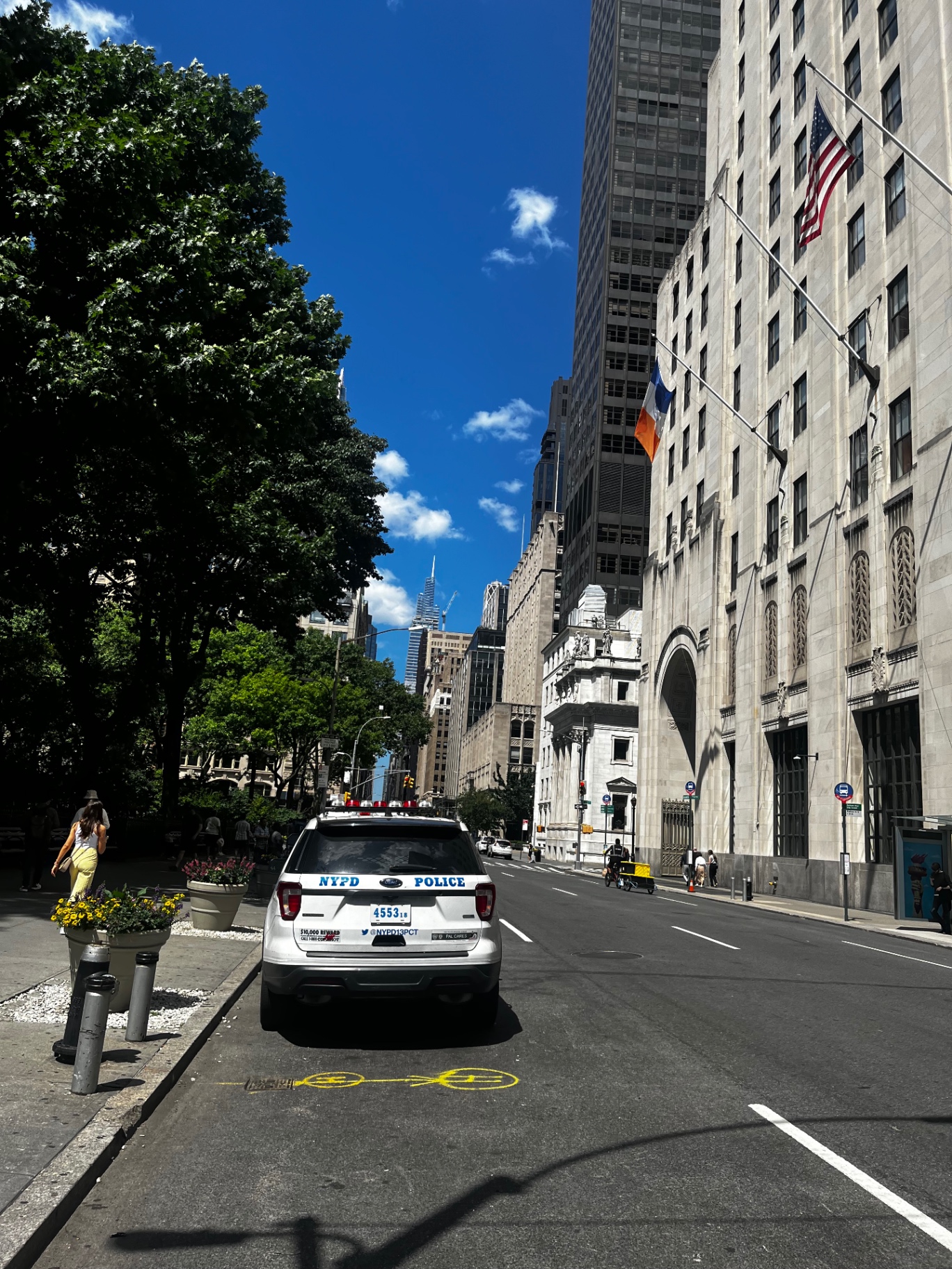 Coche de la NYPD en una avenida de Lower Manhattan