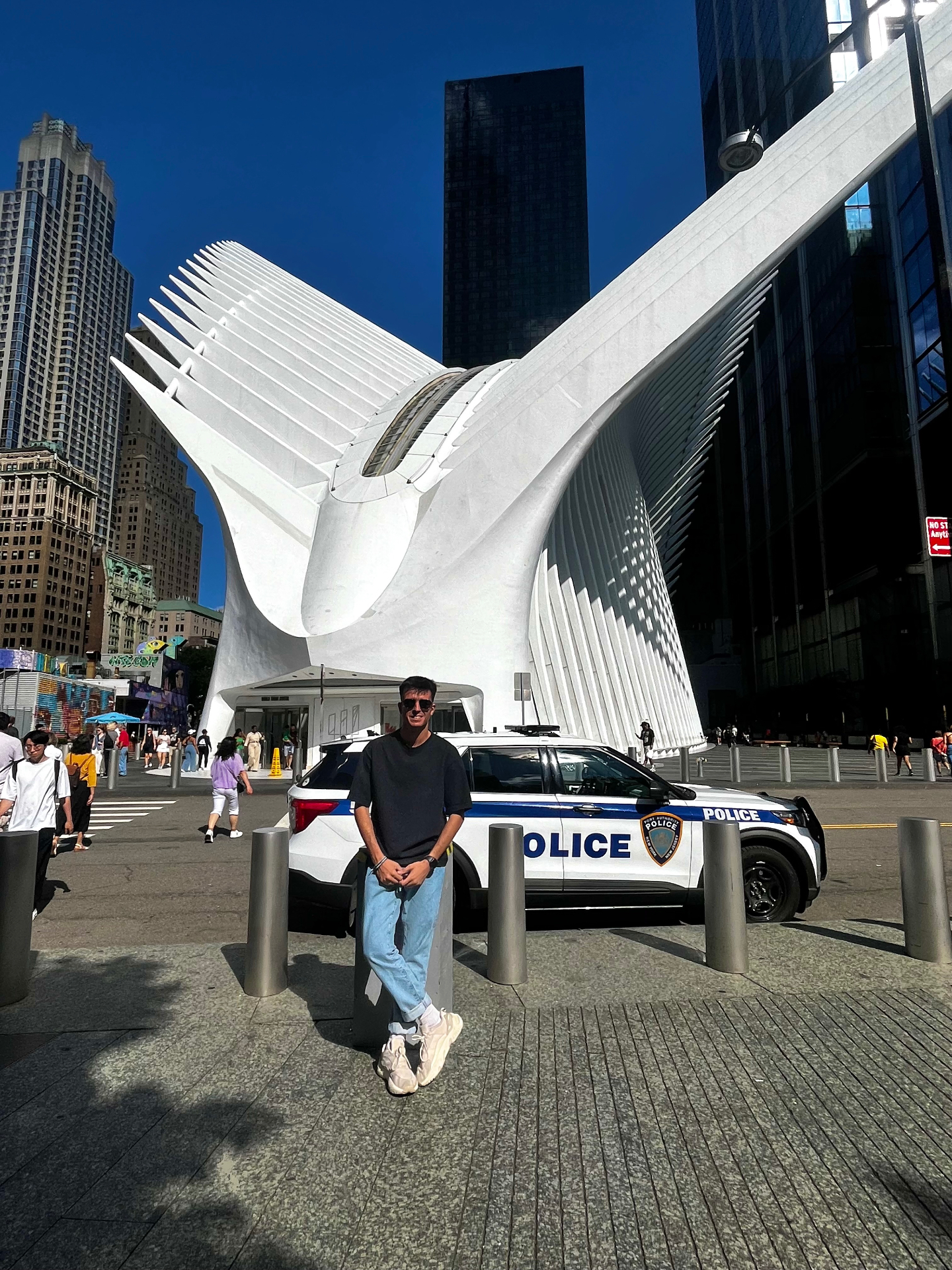 Frente al Oculus junto a un coche de policía en Lower Manhattan