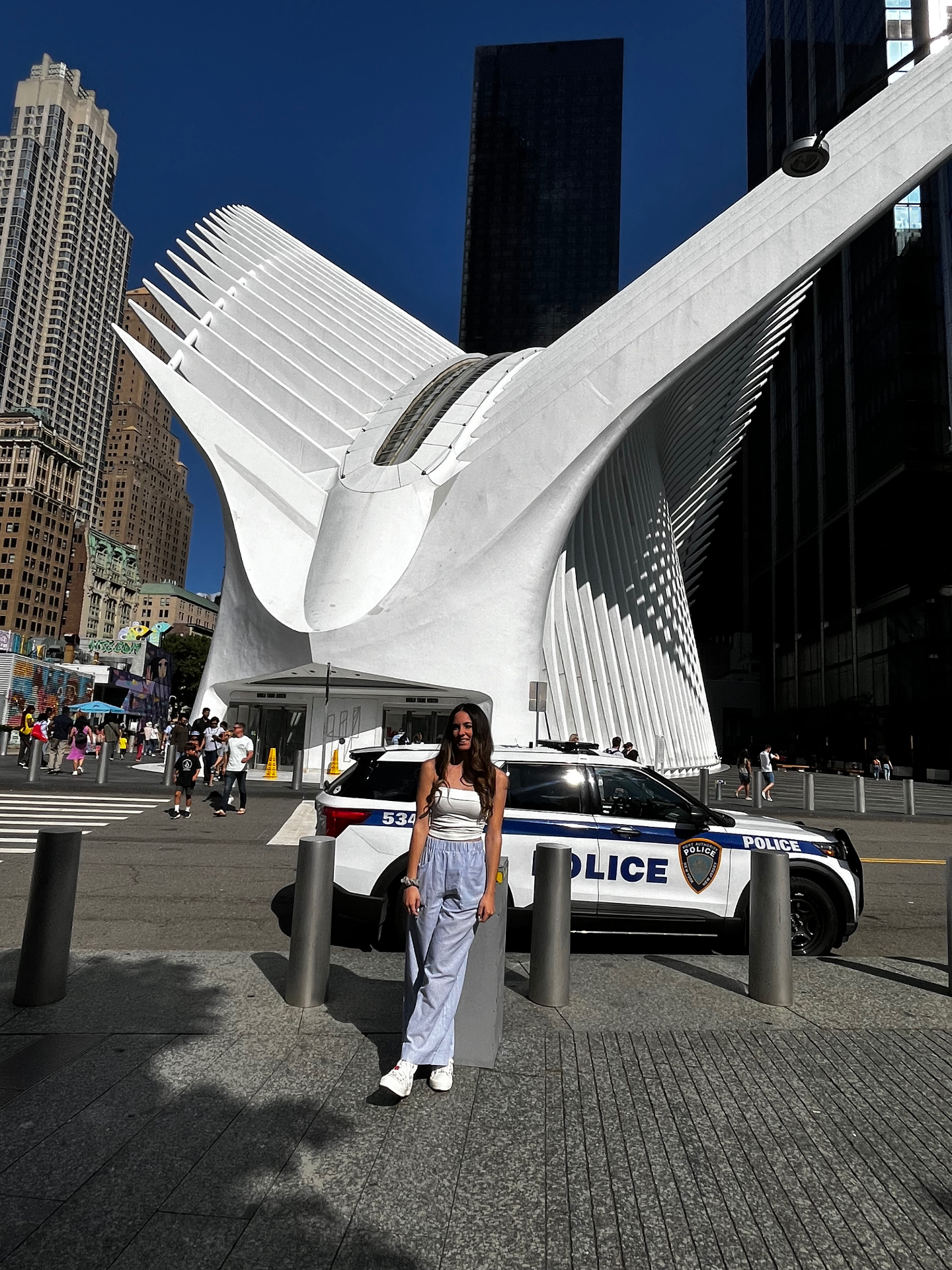 Frente al Oculus junto a un coche de la policía portuaria