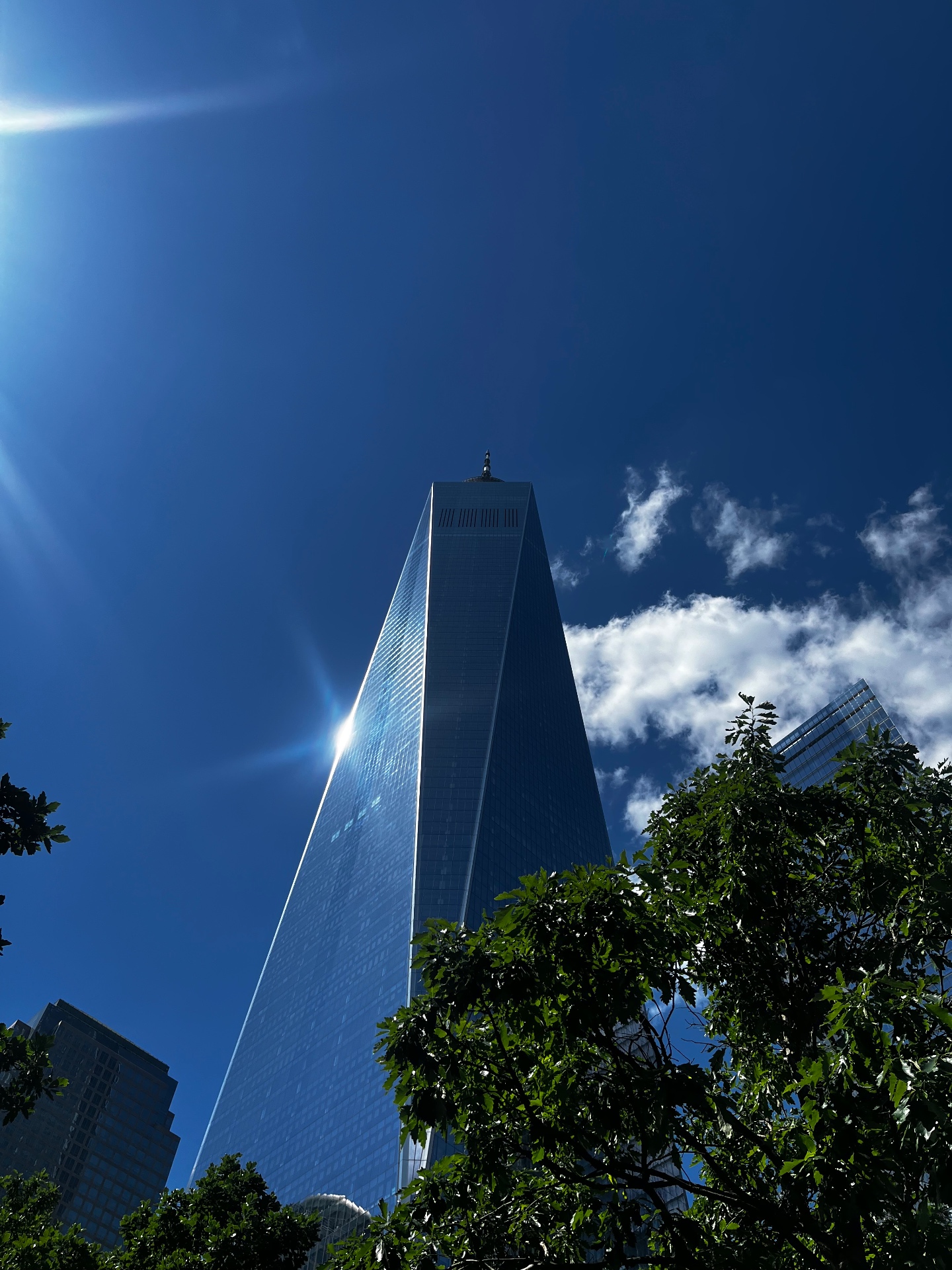 One World Trade Center brillando bajo el cielo azul