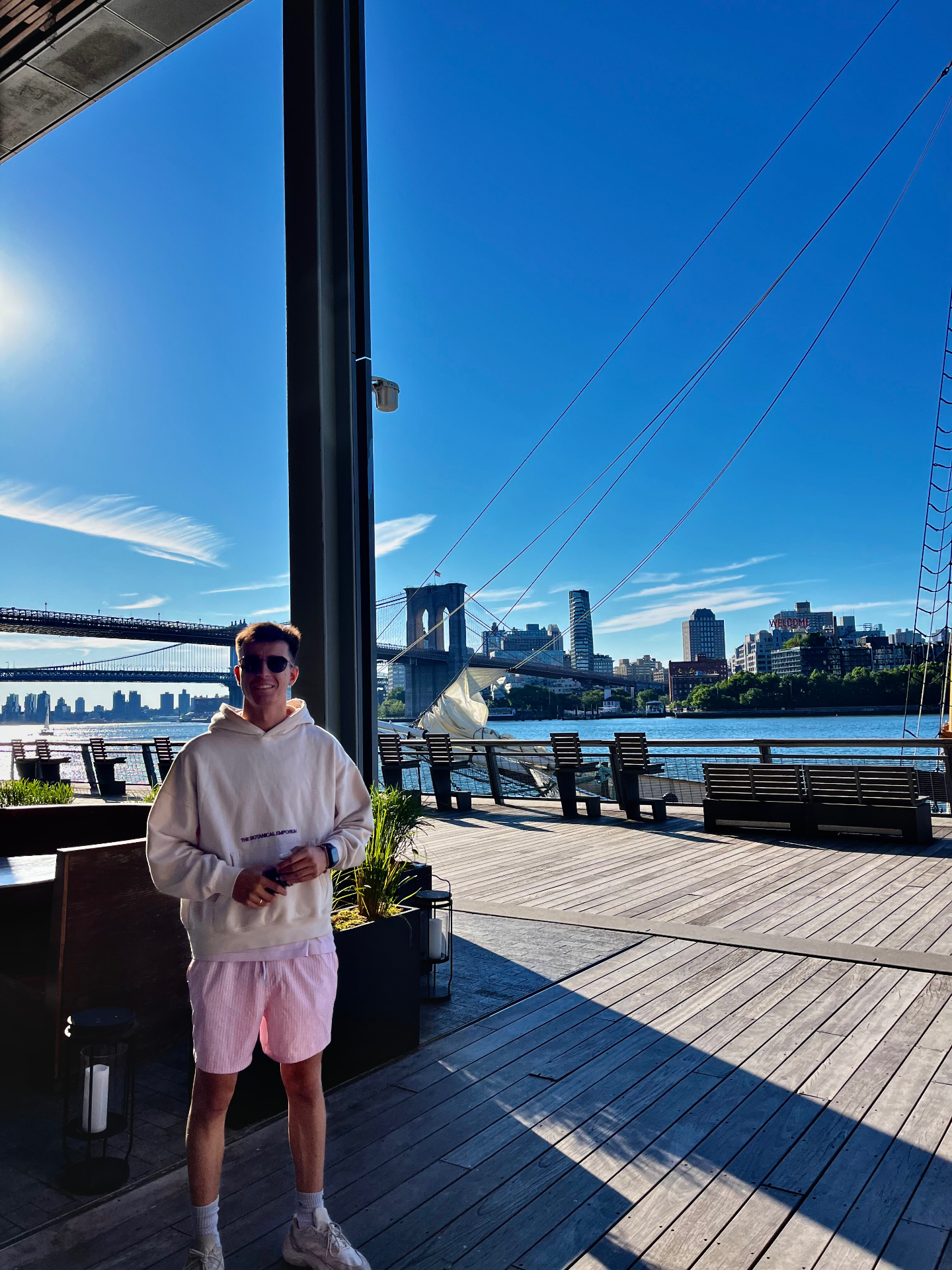 En la terraza del Seaport con el puente de Brooklyn al fondo