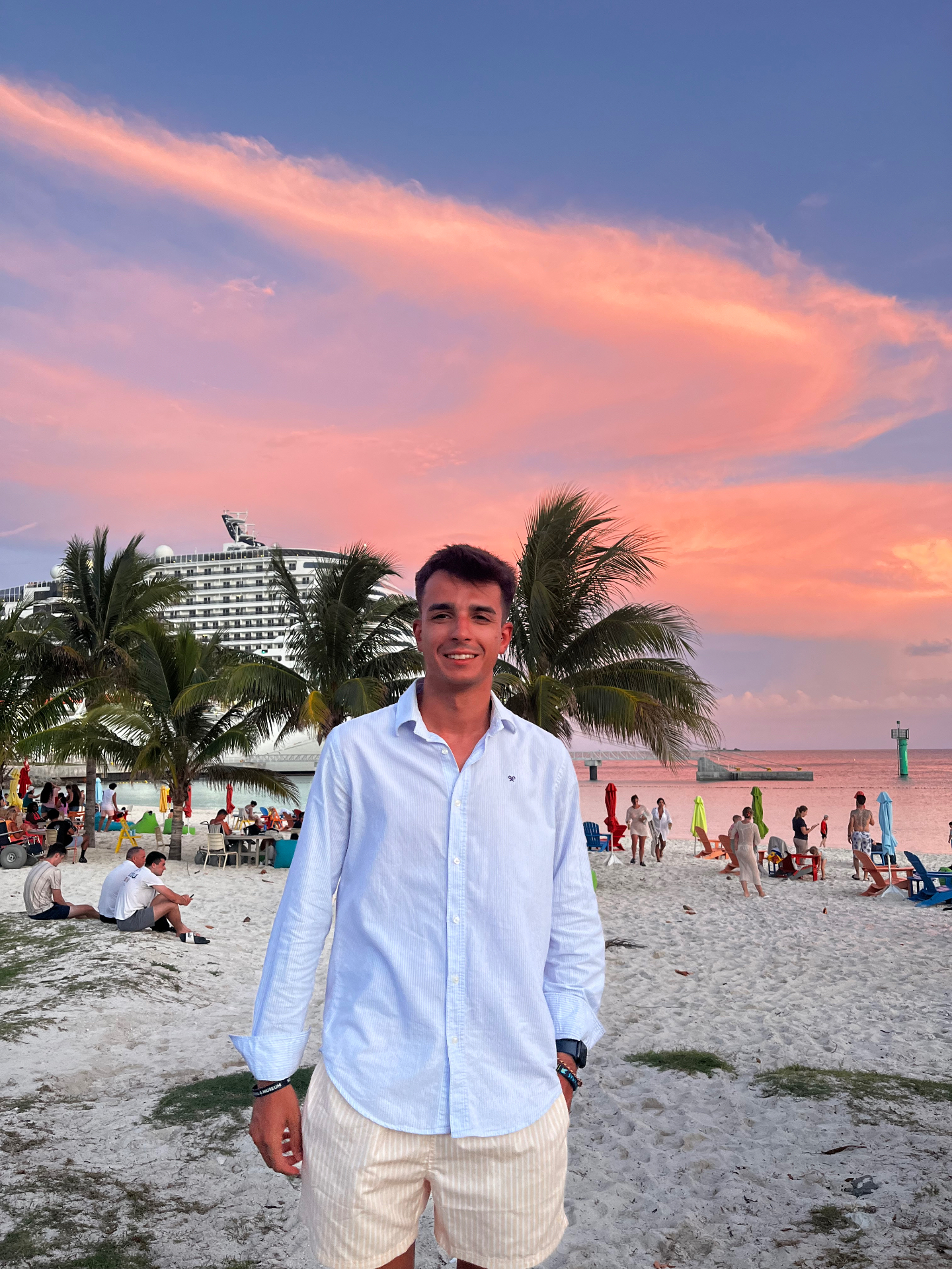 Posando en la playa con el crucero MSC y un cielo rosado al atardecer