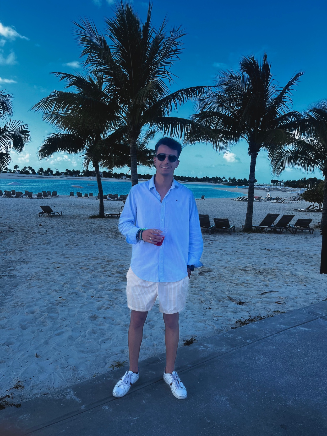 Posando frente a la playa de Ocean Cay con look blanco al final del día
