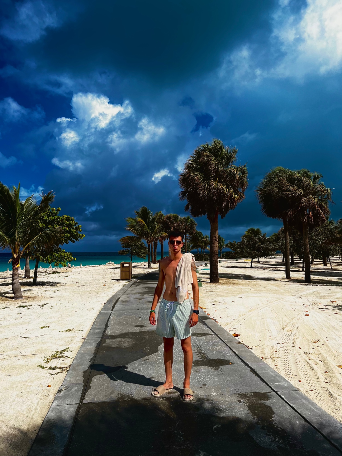 Paseando por la isla privada con cielo dramático y palmeras