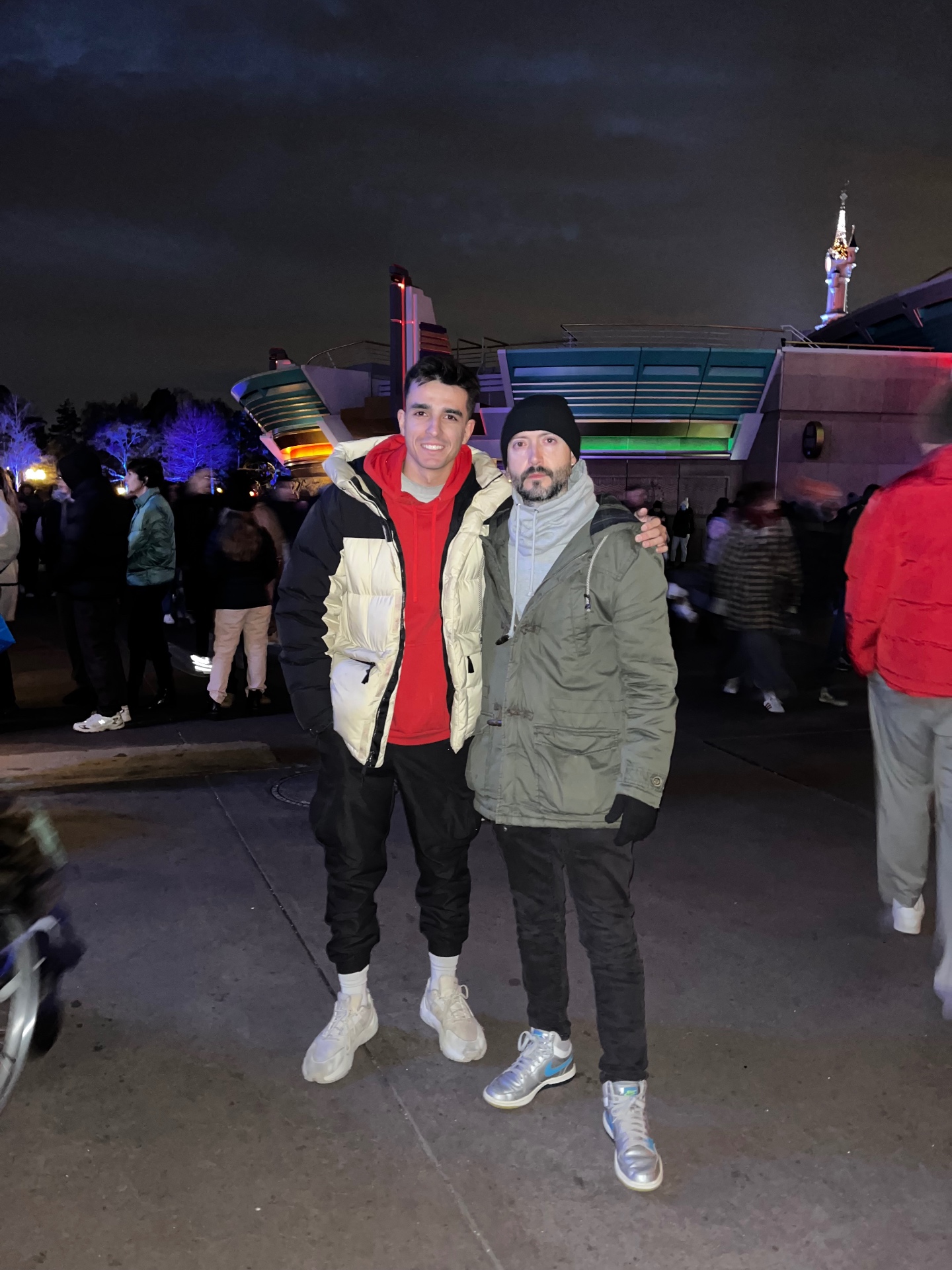 Con un amigo en Tomorrowland por la noche