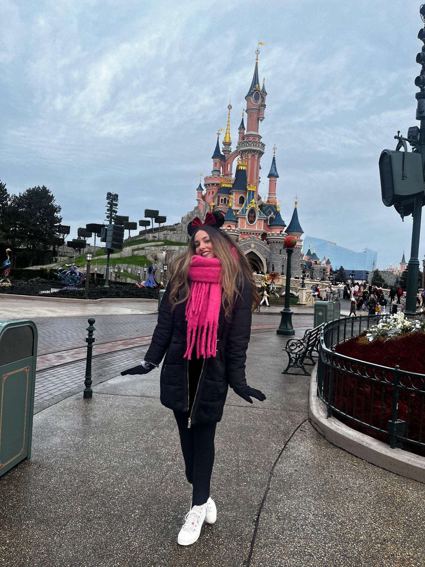 Con orejas de Minnie frente al castillo de Disneyland Paris