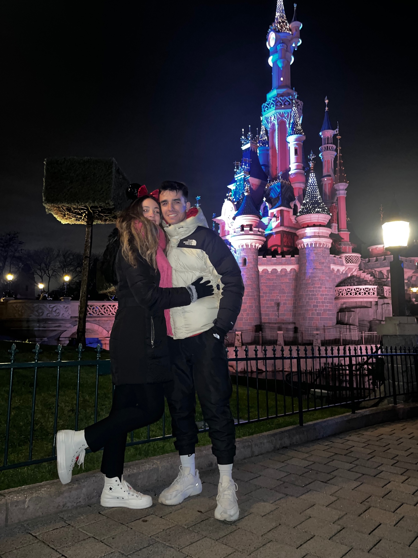 Castillo de Disneyland iluminado por la noche