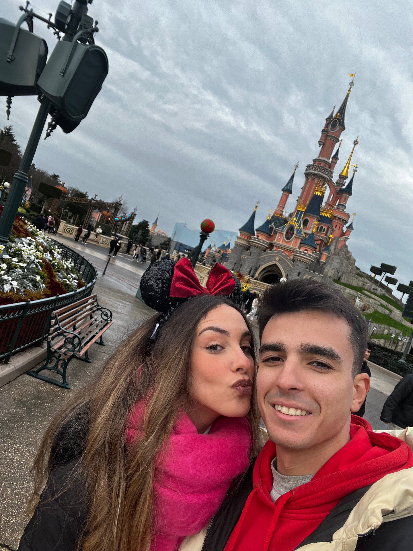 Selfie de pareja frente al castillo de la Bella Durmiente