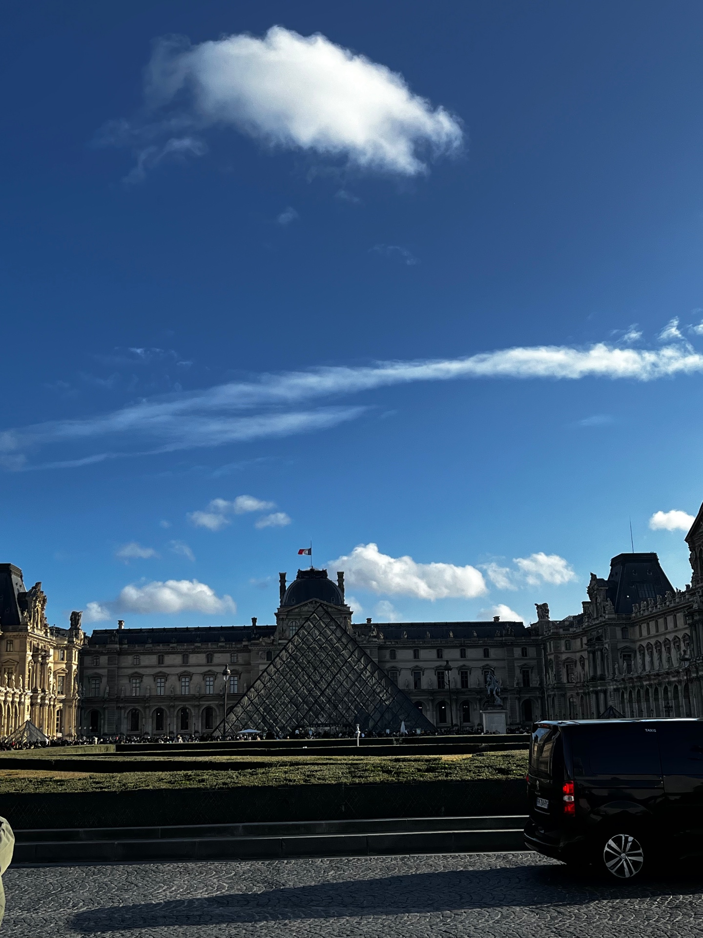 La pirámide del Louvre bajo el cielo de invierno