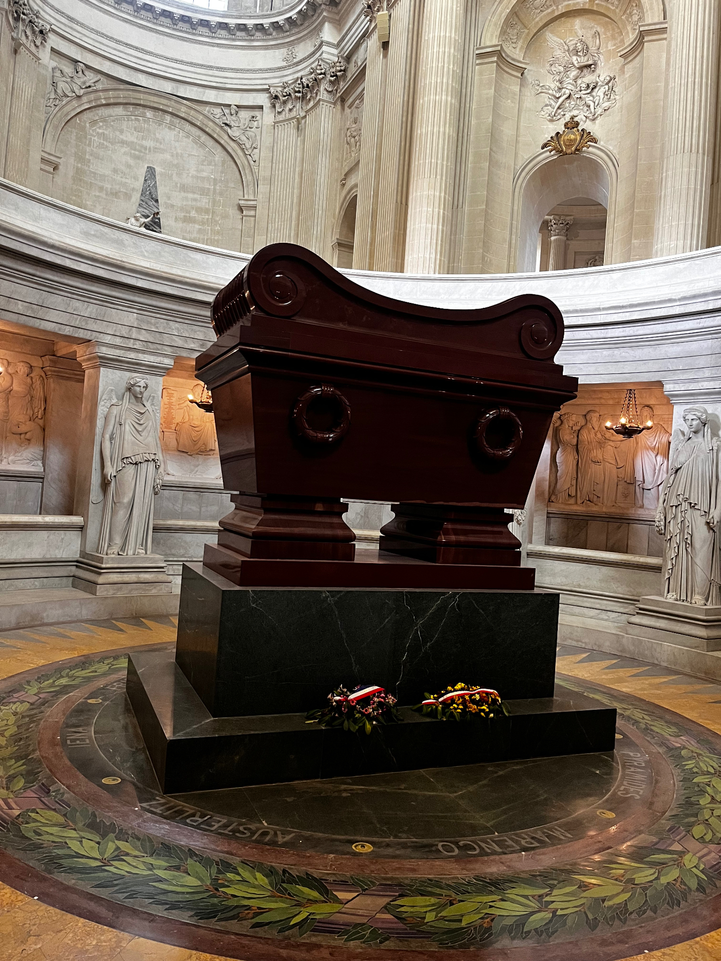 Tumba de Napoleón bajo la cúpula de Los Inválidos