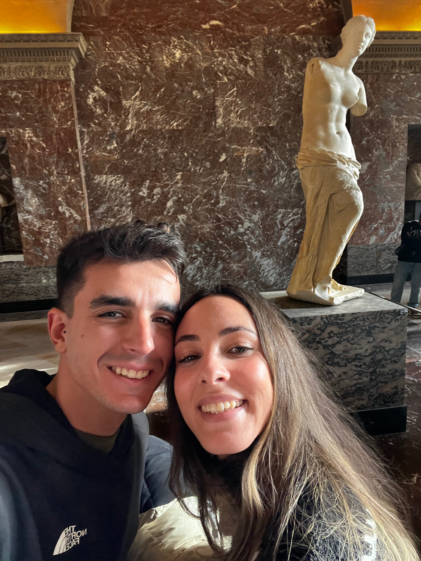 Selfie con la Venus de Milo en el Louvre