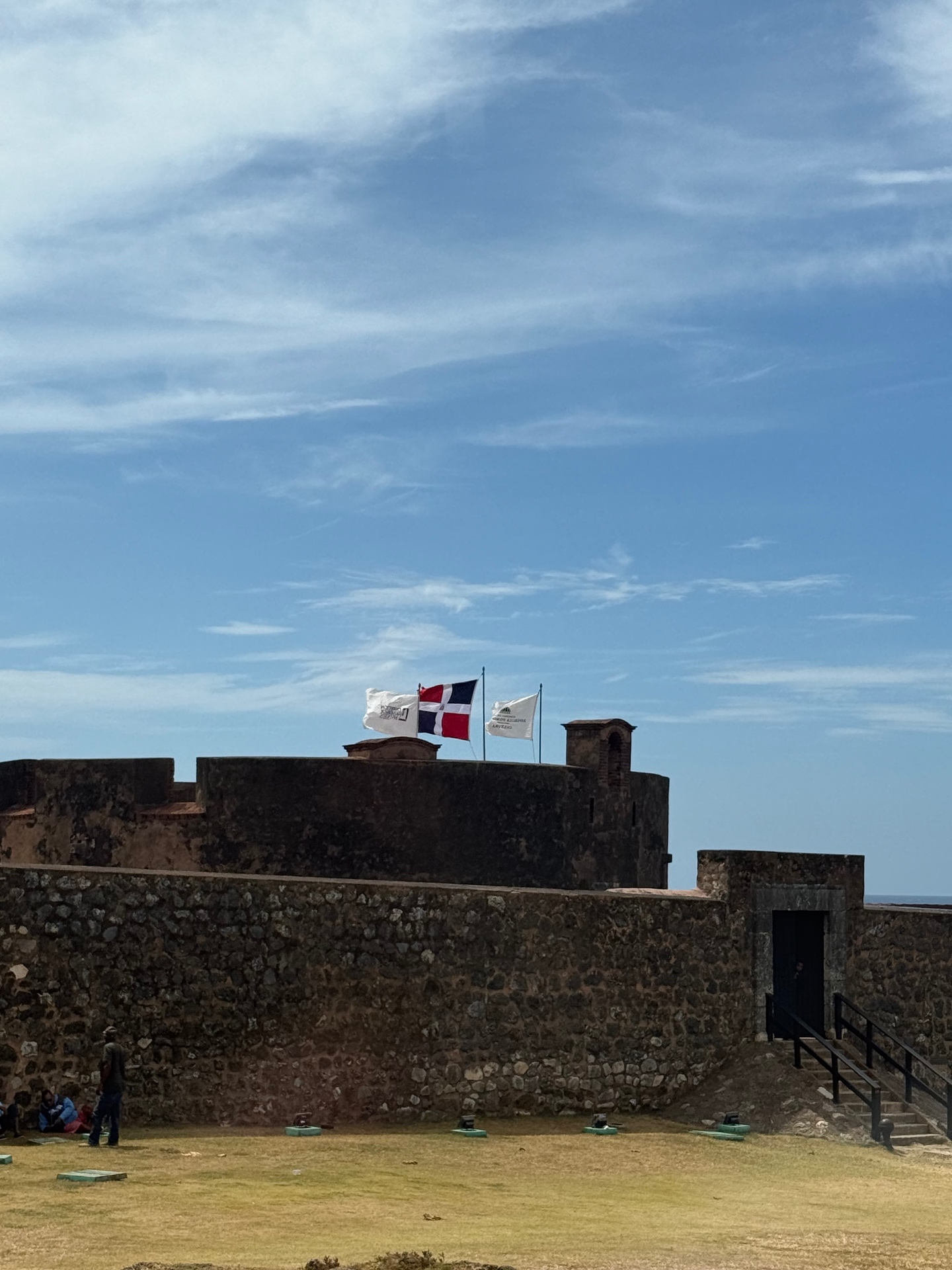 Fortaleza San Felipe ondeando la bandera dominicana
