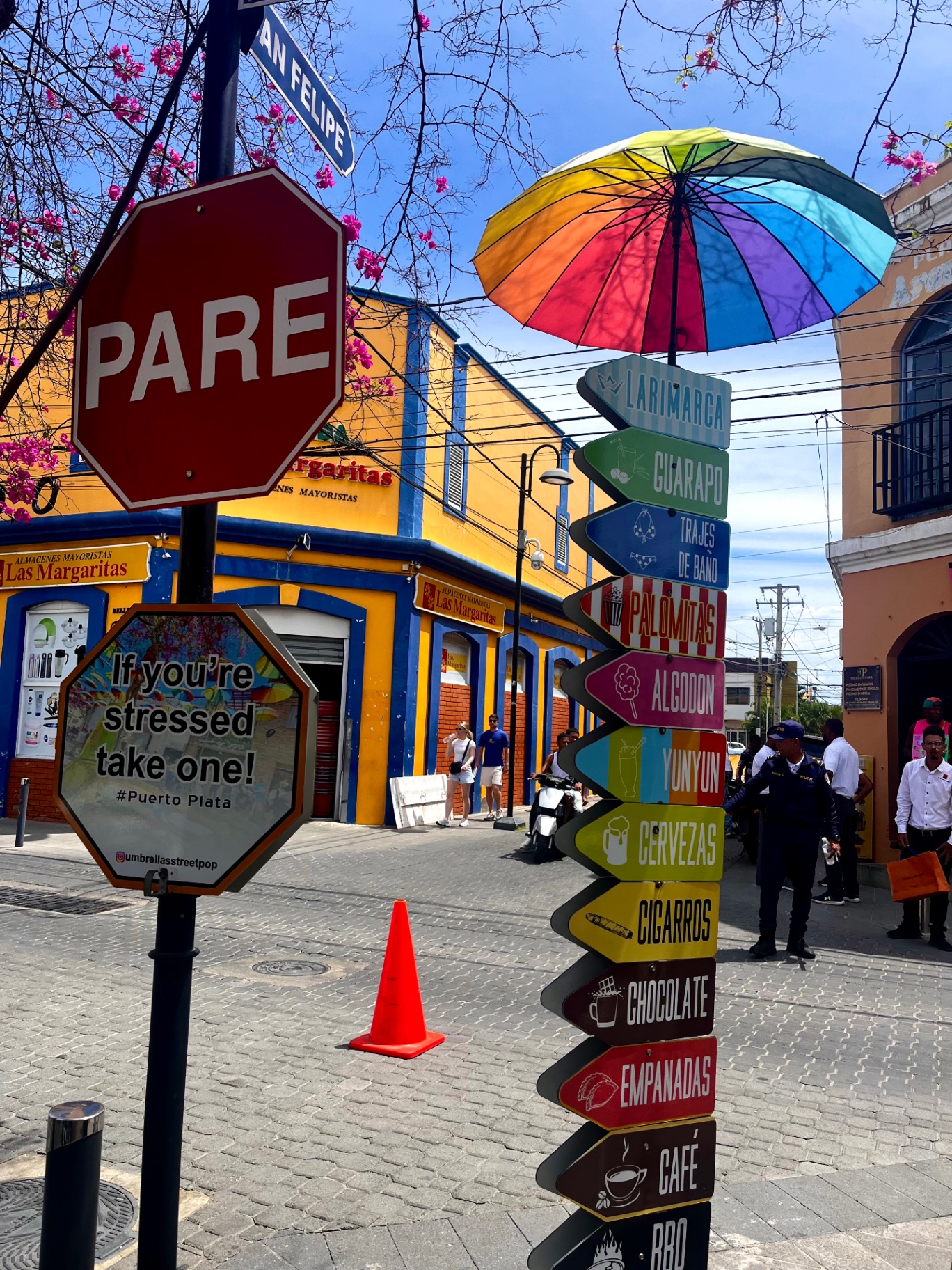 Pare en la calle de los paraguas, Puerto Plata