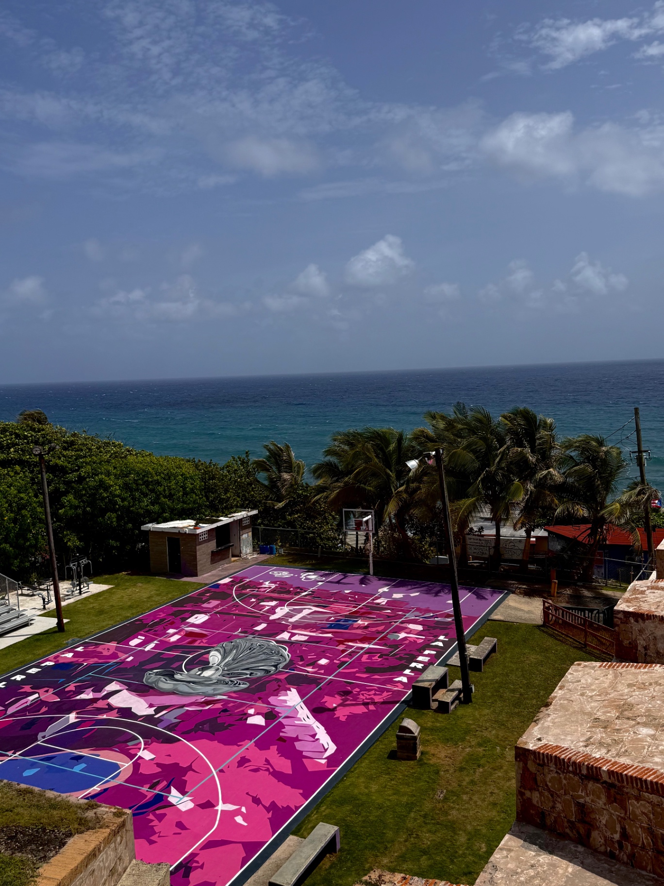 Cancha de baloncesto pintada frente al mar