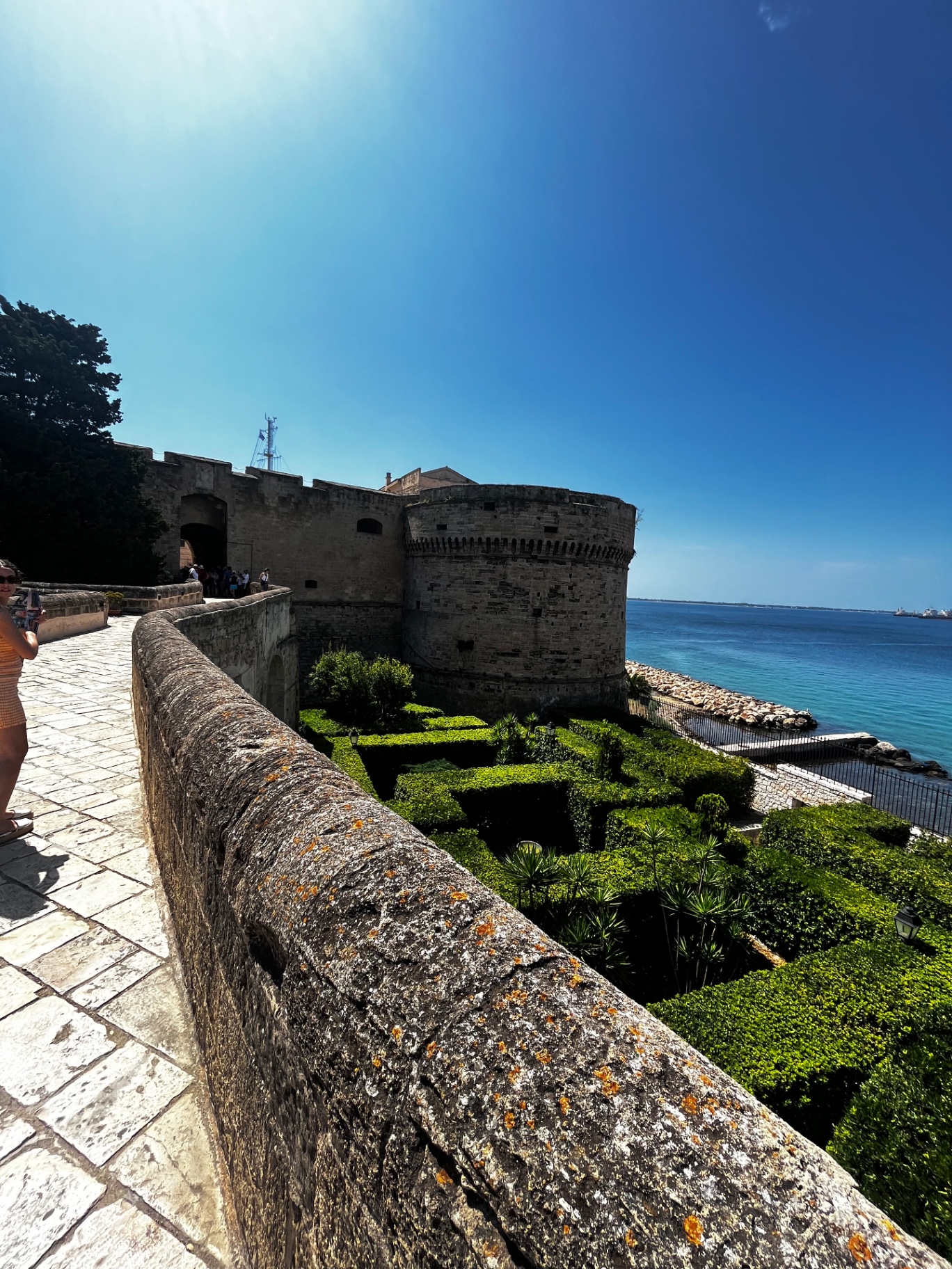 Murallas del Castillo Aragonés sobre el mar