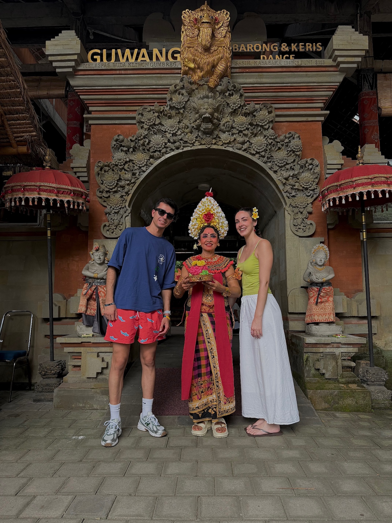 Con una bailarina balinesa a la entrada del templo Guwang antes de la danza Barong & Keris