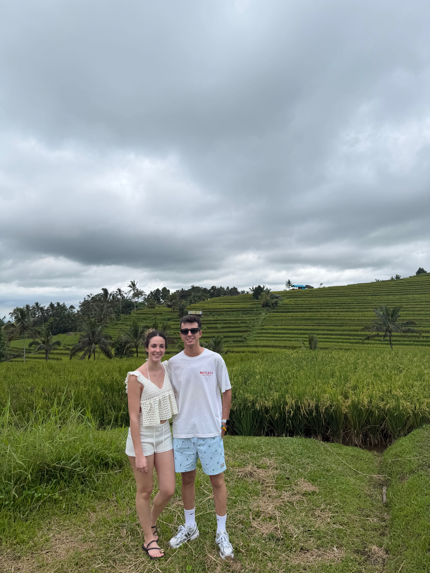 En pareja entre los arrozales verdes de Jatiluwih
