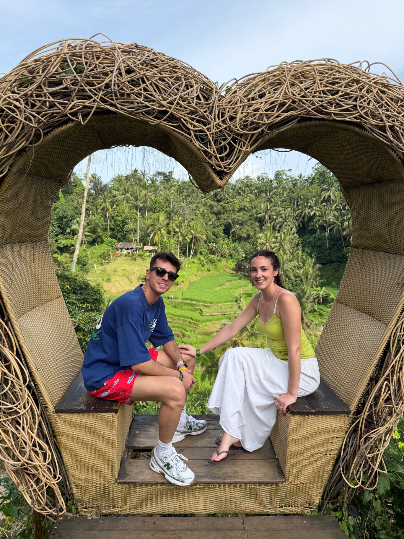 Los dos en un mirador con marco de corazón sobre los arrozales