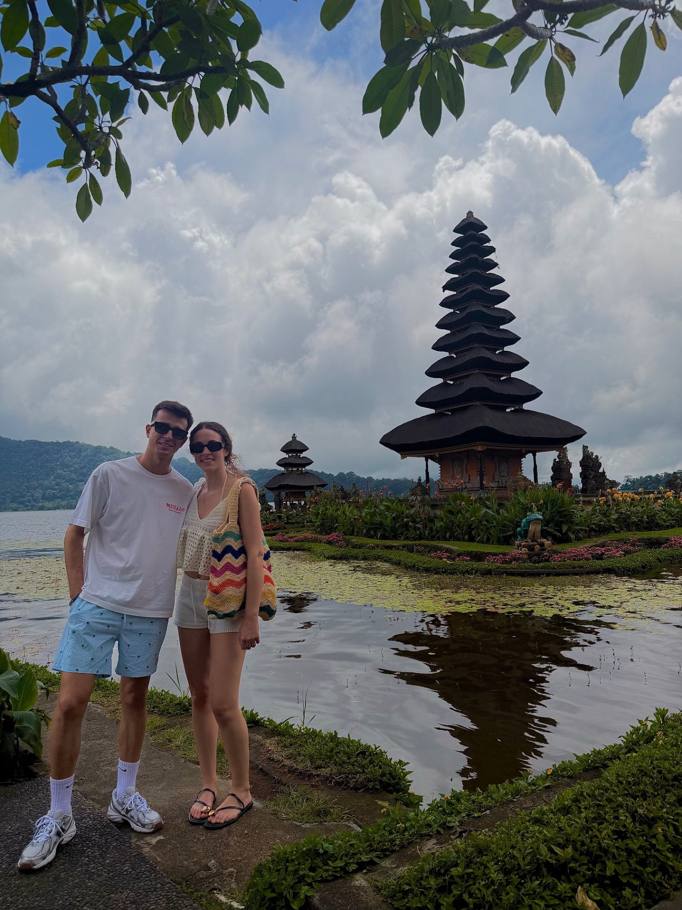 Los dos frente al templo flotante de Ulun Danu Beratan