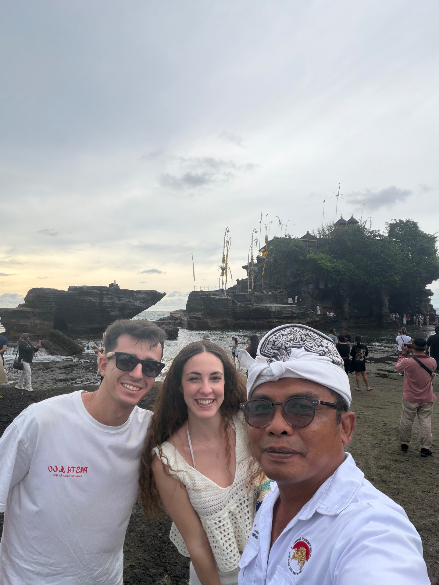 Selfie con nuestro guía balinés frente al templo de Tanah Lot al atardecer