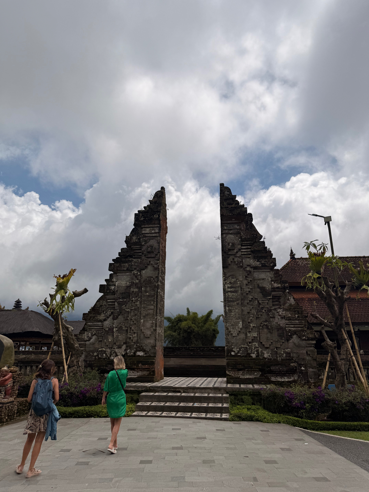 Candi bentar, la puerta partida de un templo balinés camino de Ubud