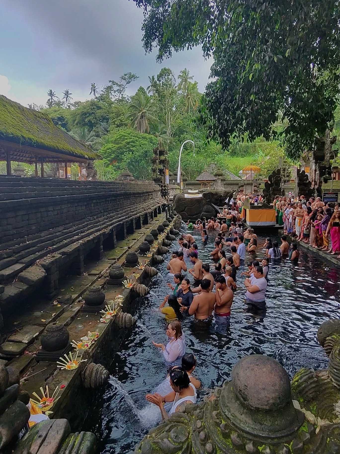Ritual de purificación en las aguas sagradas de Tirta Empul