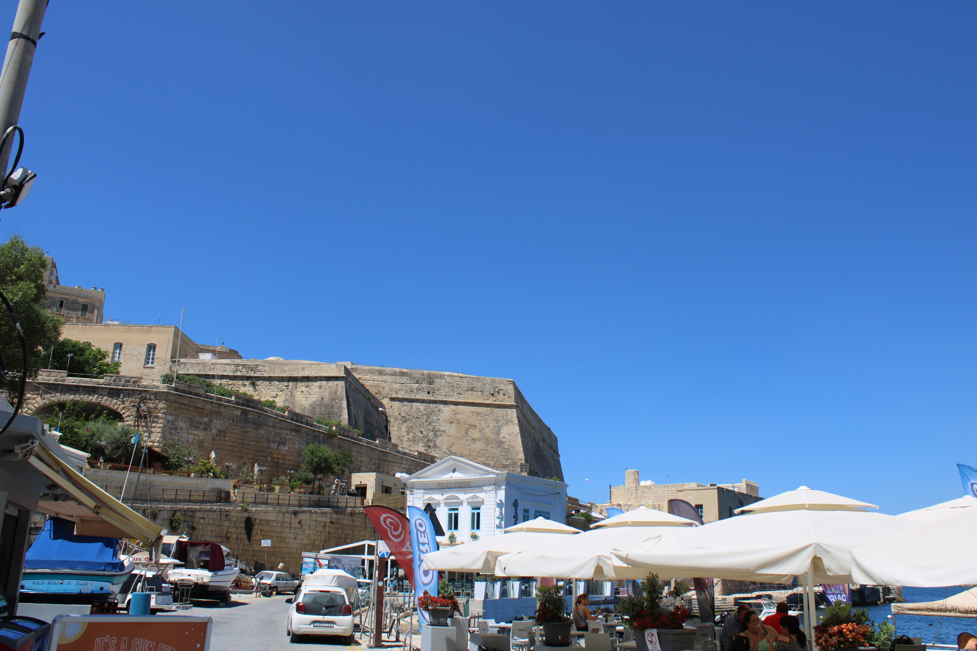 Murallas de la fortaleza desde el muelle
